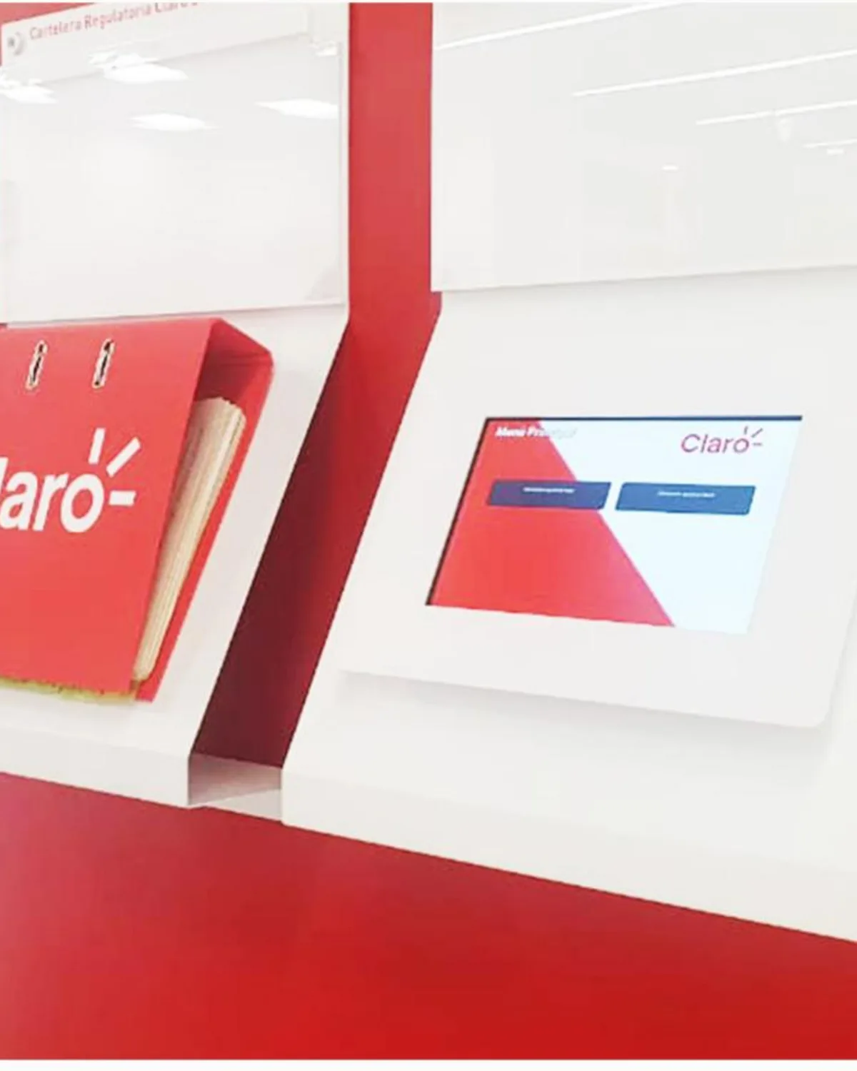Punto digital de atención Claro instalado en tienda